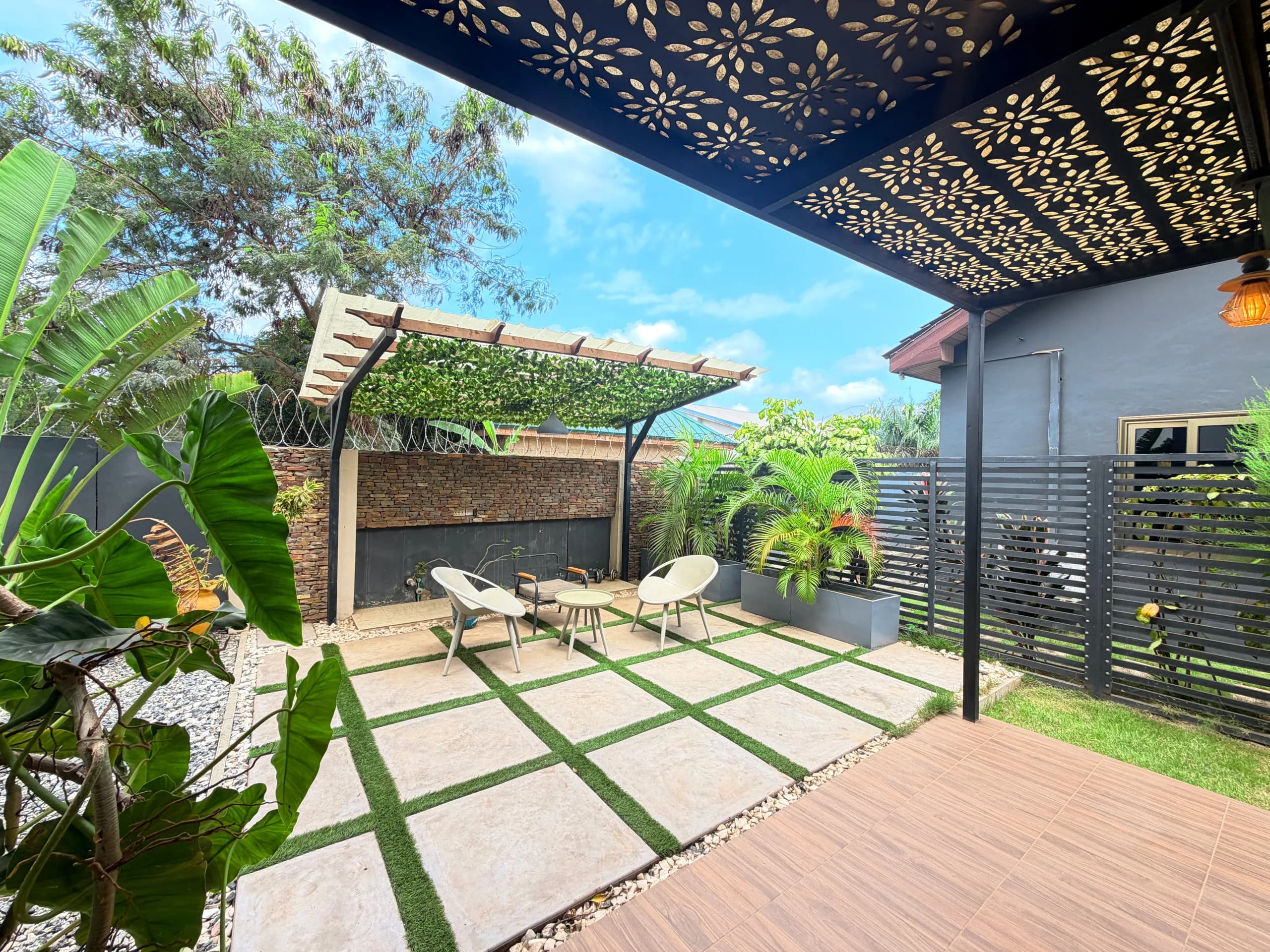 The shaded terrace and its decorative screen